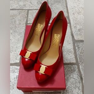 Ferragamo Vara bow red patent leather pumps in excellent condition 9US